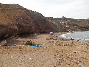 75-Les derives du monde moderne sur la plage du Cap Roux